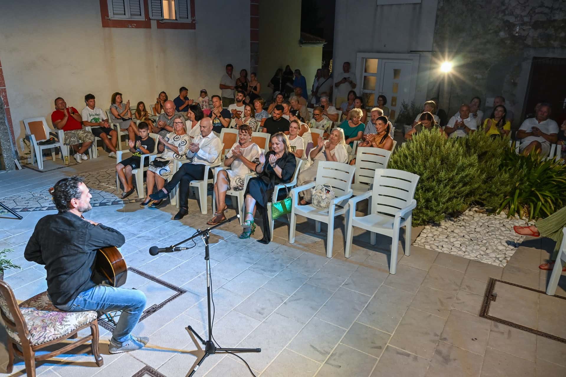 NOVALJSKO GLAZBENO LJETO U DVORIMA
